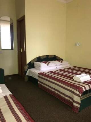 Мини-отель Hotel 18 Львов Трехместный номер с душем-1